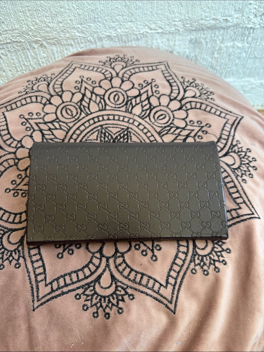 Gucci Signature Logo Monogrammed Foldable GG Sunglasses Case in Brown - Unisex - Picture 6 of 8